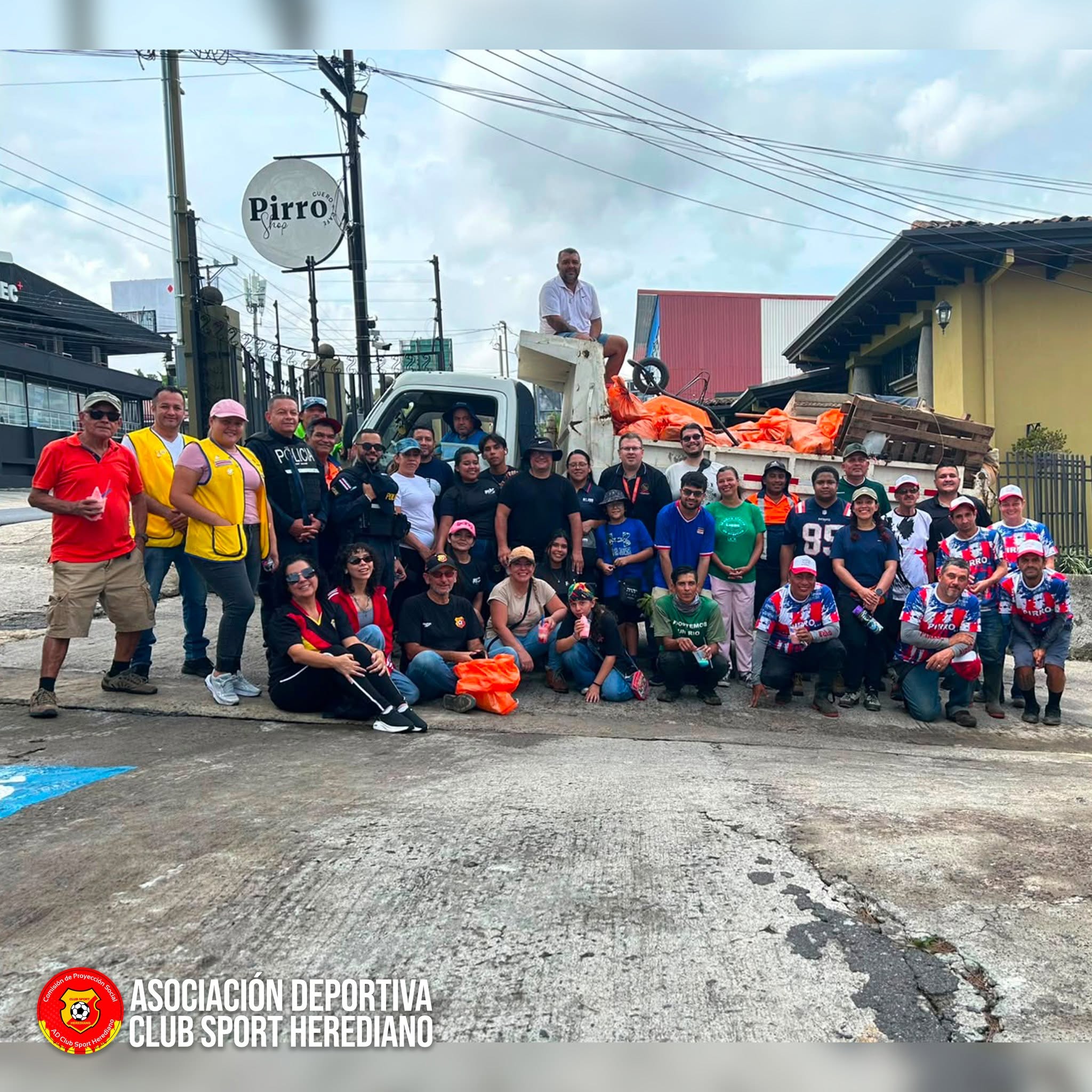 Voluntarios pintando y limpiando el Club