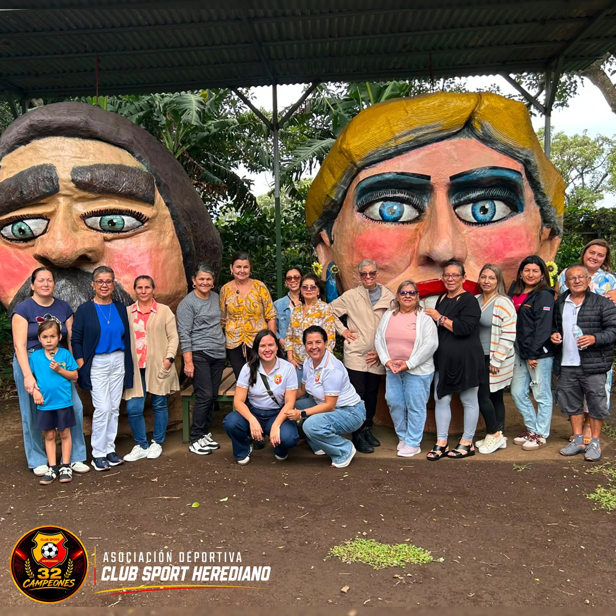 Voluntarios pintando y limpiando el Club