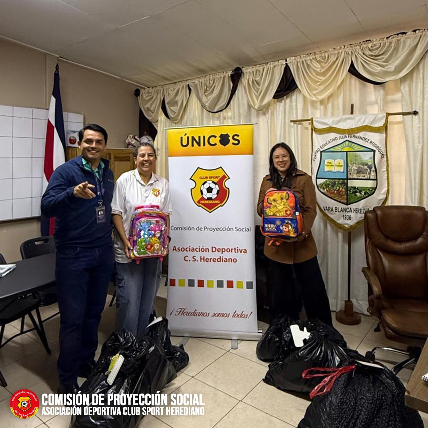 Entrega de kits escolares en Vara Blanca