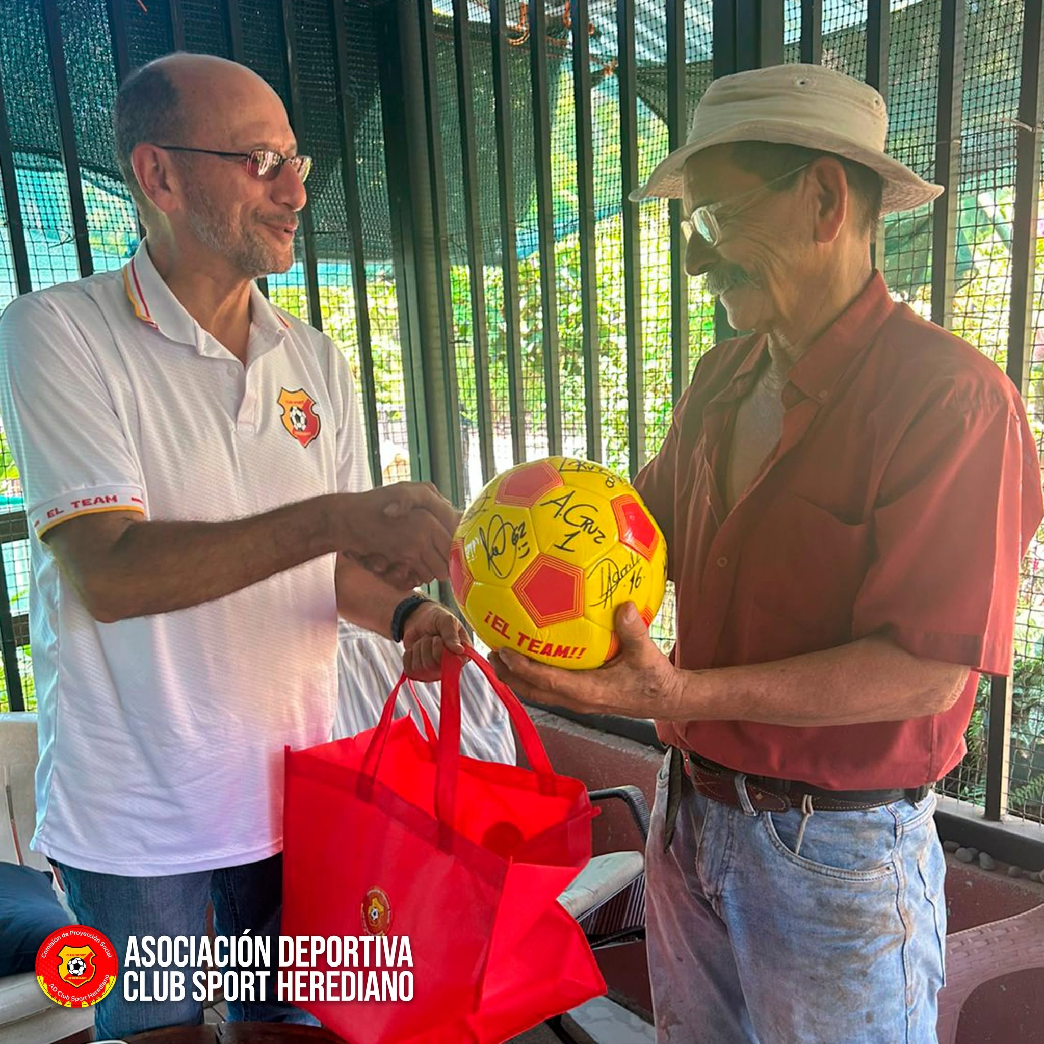 Voluntarios pintando y limpiando el Club
